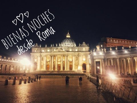 Foto de plaza del Vaticano de noche