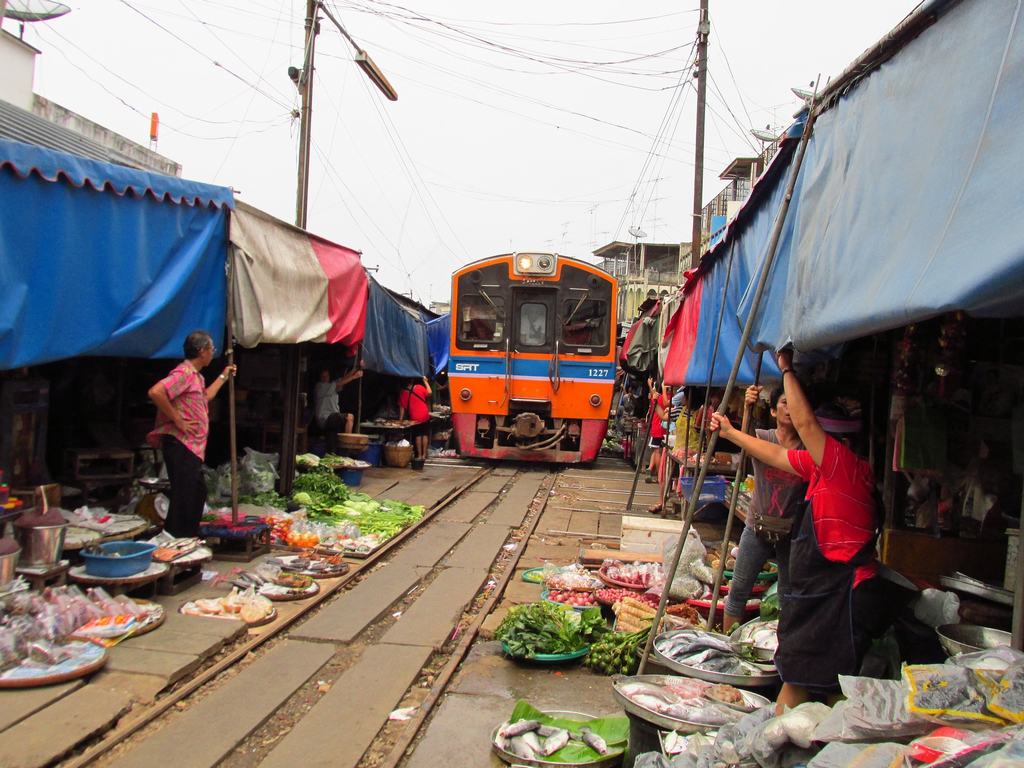 mercado de las vías del tren Bangkok